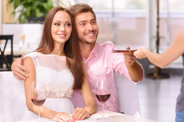 Pareja feliz relajándose juntos — Foto de Stock