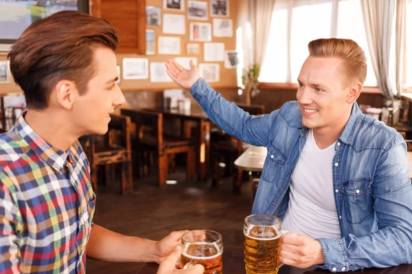 Gelukkig vriend viert de overwinning — Stockfoto