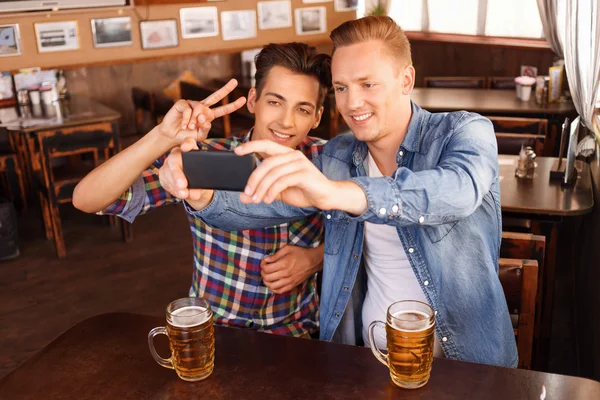 Nice friends drinking beer — Stock Photo, Image