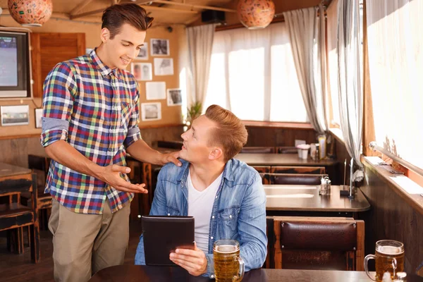 Nette Freunde, die Bier trinken — Stockfoto