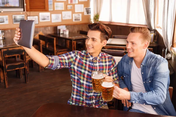 Nette Freunde, die Bier trinken — Stockfoto