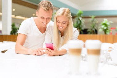 Kafede oturan hoş çift