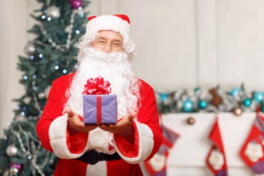 Noel Baba hediyesi holding