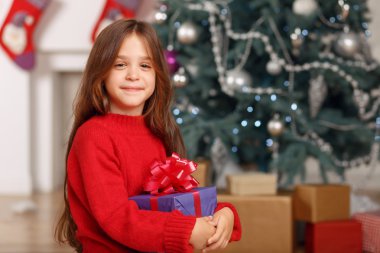 Noel ağacının yanında oynayan güzel kız