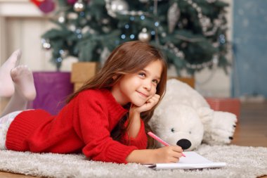 Noel ağacının yanında oynayan güzel kız