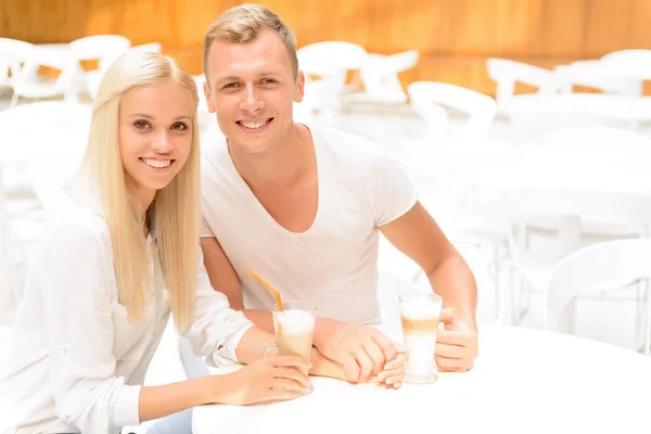 Pareja cariñosa sentada en el café —  Fotos de Stock