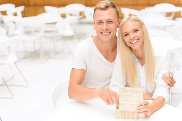 Angenehmes Paar sitzt im Café — Stockfoto