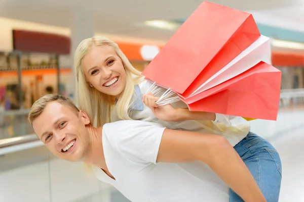 Optymistyczne para robi zakupy — Zdjęcie stockowe