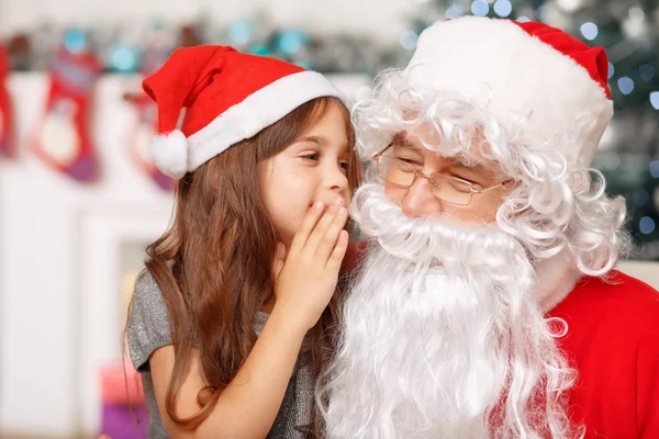 Linda chica sentada con Santa — Foto de Stock