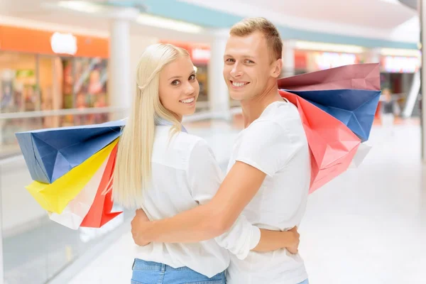 Optimistisches Paar beim Einkaufen — Stockfoto
