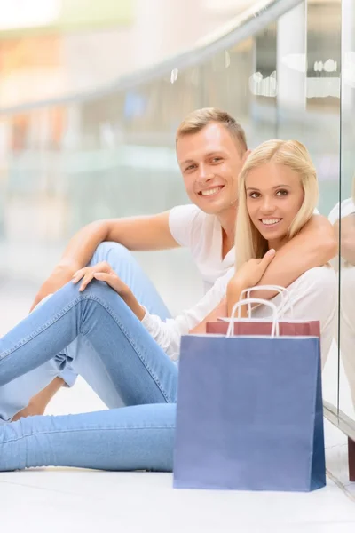 Upbeat couple doing shopping — Stock Photo, Image