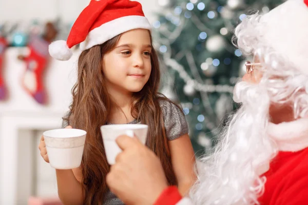 Linda chica sentada con Santa — Foto de Stock