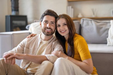 Mutlu bir çift. Erkek ve kadın yan yana oturuyor ve huzurlu ve mutlu hissediyorlar.