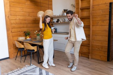 Mutfakta dans etmek. Sevimli çift mutfakta heyecanlanıp dans ediyor.