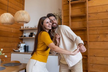 Mutfakta dans etmek. Sevimli çift mutfakta heyecanlanıp dans ediyor.