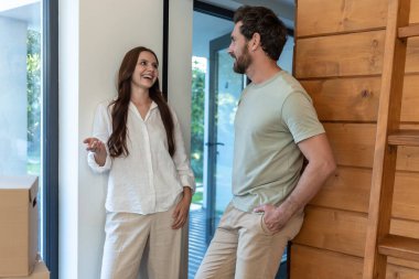 Duygular. Kadın ve erkek birbirlerine ilgi ve sevgiyle bakıyorlar.