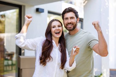 Hareket ediyor. Mutlu çift yeni bir eve taşınırken heyecanlı görünüyor.