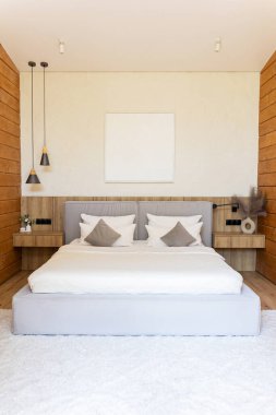 Huzurlu bir yatak odası, temiz beyaz yatak örtüsü.