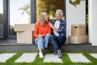 Yeni konaklama yeri. Olgun çift yeni bir eve taşındıktan sonra dinleniyor ve kendilerini mutlu hissediyorlar.