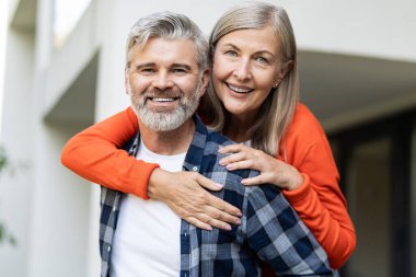 Birliktelik. Olgun çift birlikte eğleniyor ve mutlu görünüyorlar.