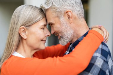 Birliktelik. Olgun çift birlikte eğleniyor ve mutlu görünüyorlar.