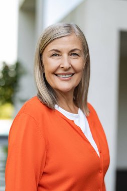 Olgun bir kadın. Olgun sarışın bir kadının kendini iyi ve pozitif hisseden portresi.