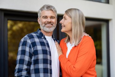 Birlikte mutluyuz. Olgun çift mutlu ve güzel gülümsüyor.