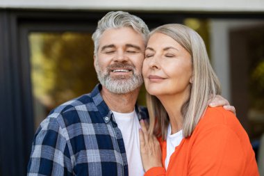 Birlikte mutluyuz. Olgun çift mutlu ve güzel gülümsüyor.