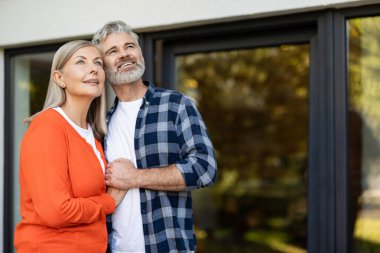 Aşık oldum. Mutlu hisseden ve el ele tutuşan iki yetişkin.