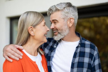 Duygular. Olgun, mutlu, heyecanlı ve neşeli bir çift.