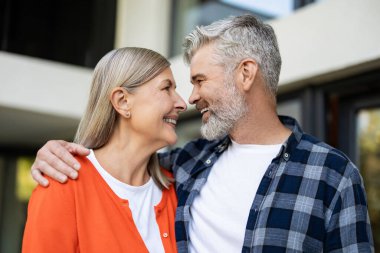 Duygular. Olgun, mutlu, heyecanlı ve neşeli bir çift.