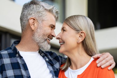 Duygular. Olgun, mutlu, heyecanlı ve neşeli bir çift.