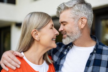 Duygular. Olgun, mutlu, heyecanlı ve neşeli bir çift.