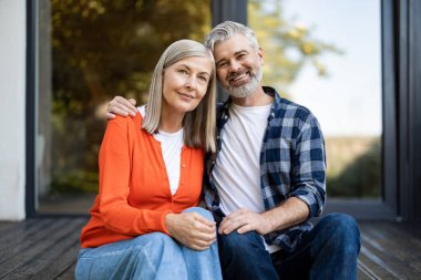 İlişki. Erkek ve kadın birlikte oturuyor, sarılıyor ve aşık oluyorlar.