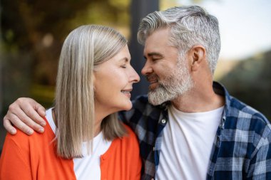 İlişki. Erkek ve kadın birlikte oturuyor, sarılıyor ve aşık oluyorlar.