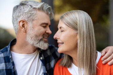 İlişki. Erkek ve kadın birlikte oturuyor, sarılıyor ve aşık oluyorlar.