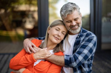 İlişki. Yaşlı çift birlikte vakit geçirir ve birbirlerine aşık olurlar.
