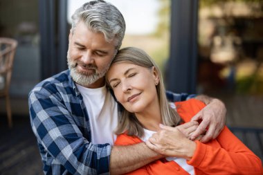 İlişki. Yaşlı çift birlikte vakit geçirir ve birbirlerine aşık olurlar.