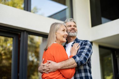 Mutlu bir çift. Olgun çift birlikte mutlu hisseder ve birbirlerine sarılırlar.