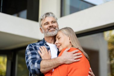 Mutlu bir çift. Olgun çift birlikte mutlu hisseder ve birbirlerine sarılırlar.