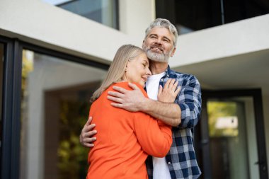 Mutlu bir çift. Olgun çift birlikte mutlu hisseder ve birbirlerine sarılırlar.