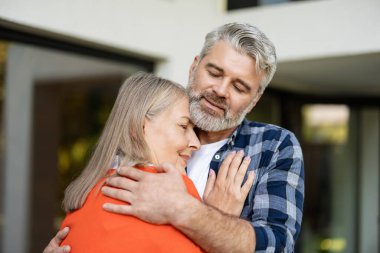 Mutlu bir çift. Olgun çift birlikte mutlu hisseder ve birbirlerine sarılırlar.