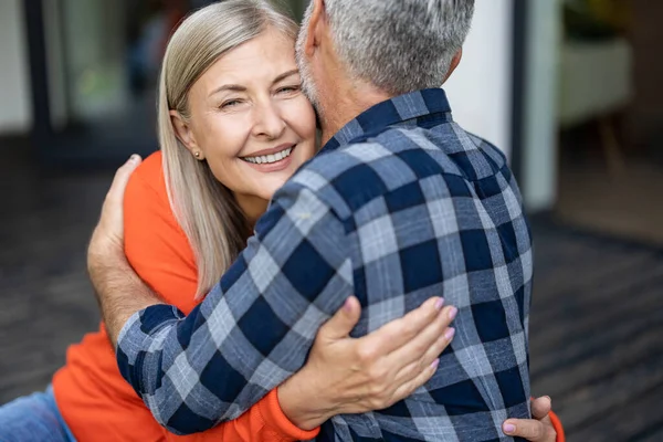 Mutlu kucaklaşmalar. Erkek ve kadın birbirlerine sarılıyor ve mutlu ve aşık görünüyorlar.