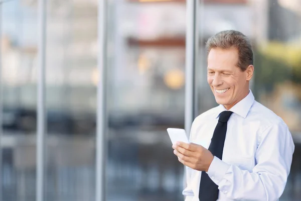 Buen hombre de negocios de pie cerca del edificio de oficinas — Foto de Stock