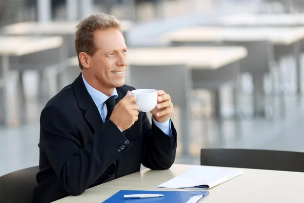 Stilig affärsman sitter vid bordet — Stockfoto