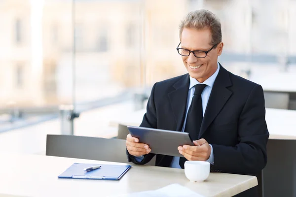 Bonito homem de negócios sentado à mesa — Fotografia de Stock