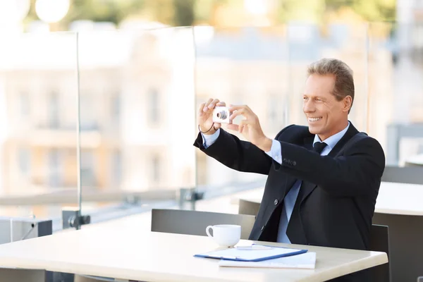 Schöner Geschäftsmann, der am Tisch sitzt — Stockfoto