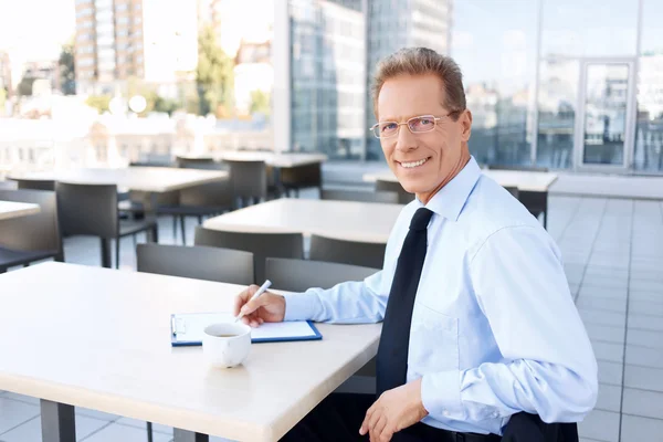 Красивый бизнесмен, сидящий за столом — стоковое фото