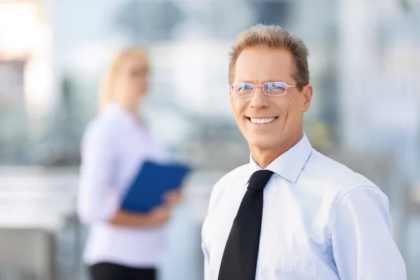 Trevlig affärsman står nära office — Stockfoto