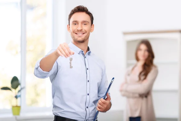 Angenehmer Makler zeigt dem Kunden Wohnung — Stockfoto